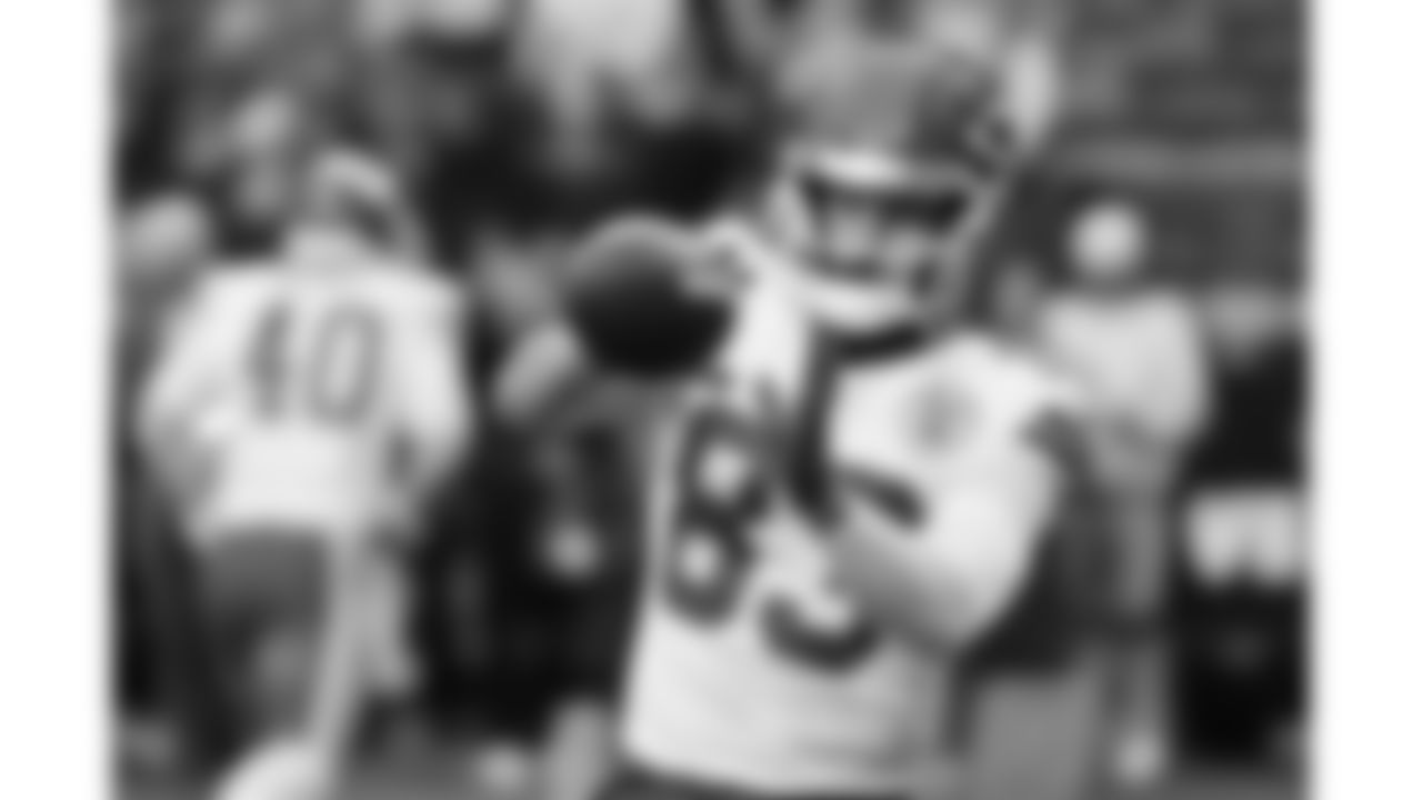 Kansas City Chiefs tight end Noah Gray (83) warms up prior to a week 18 game against the Las Vegas Raiders on Sunday, January 3, 2026.