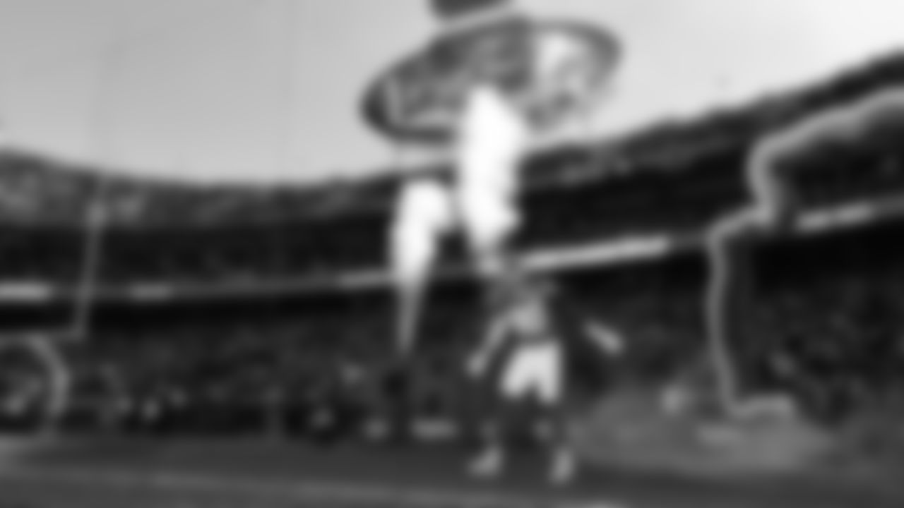 Kansas City Chiefs defensive end Charles Omenihu (90) runs onto the field prior to an NFL week 15 matchup against the Los Angeles Chargers, Sunday December 14, 2025.