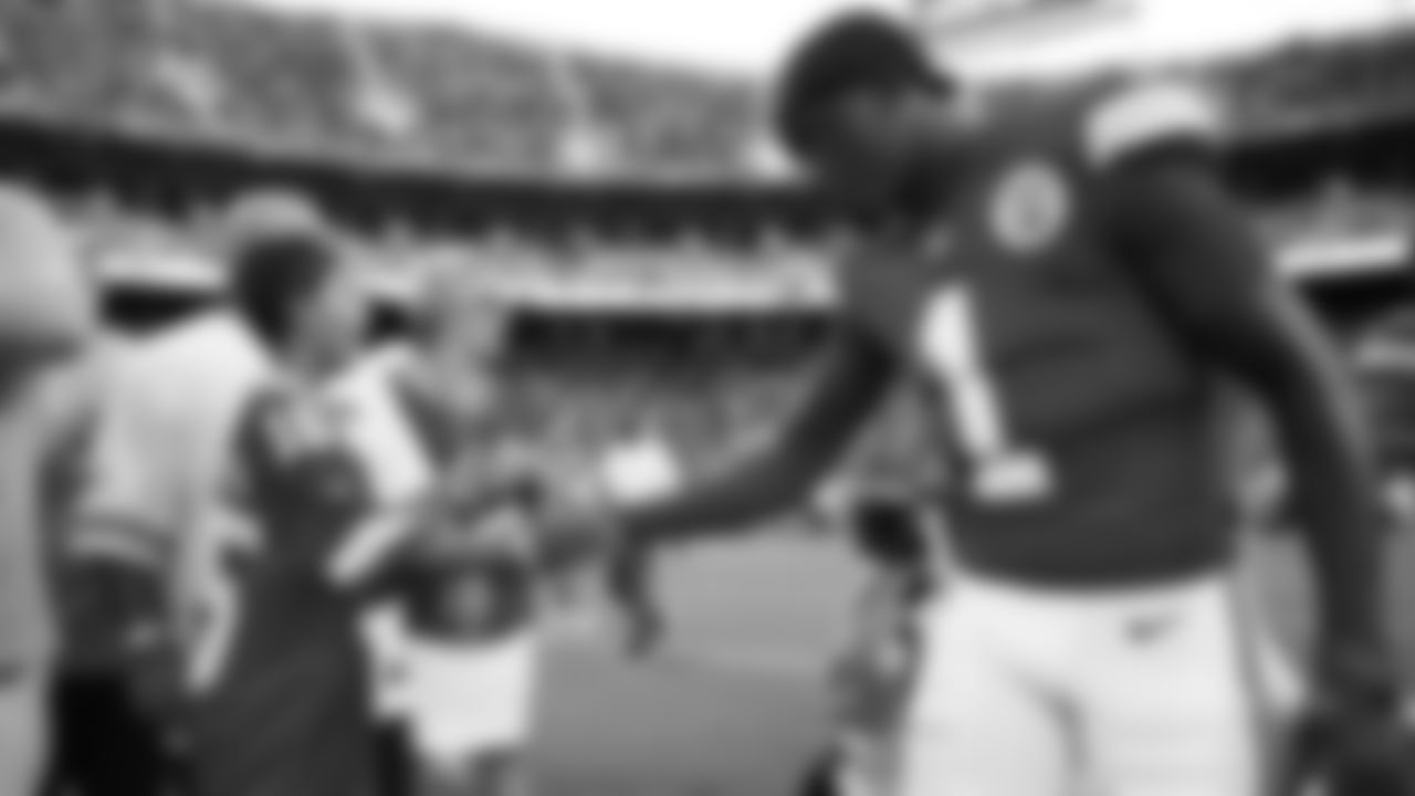 Kansas City Chiefs wide receiver Xavier Worthy (1) interacts with a fan prior to a preseason week 3 NFL football game against the Chicago Bears, Friday, August 22, 2025 in Kansas City, MO.