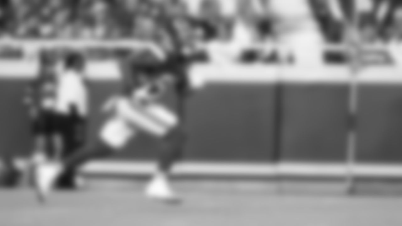 Kansas City Chiefs wide receiver Nikko Remigio (81) runs the ball during a week 6 NFL Football game against the Detroit Lions on Sunday, October 12, 2025 in Kansas City, MO.