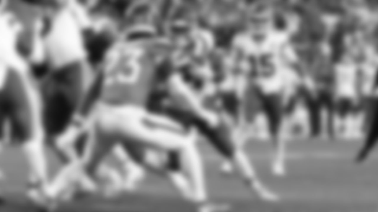 Kansas City Chiefs running back Kareem Hunt (29) rushes for a touchdown during a week 11 NFL Football game against the Denver Broncos on Sunday, November 16, 2025 in Denver, Colorado.