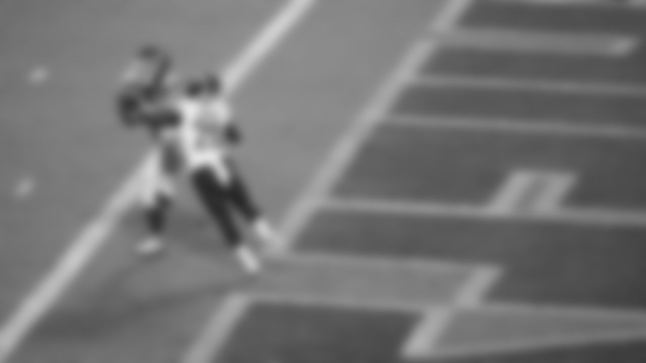 Kansas City Chiefs tight end Travis Kelce (87) catches a touchdown pass during a week 8 NFL Football game against the Washington Commanders on Monday, October 27, 2025 in Kansas City, MO.