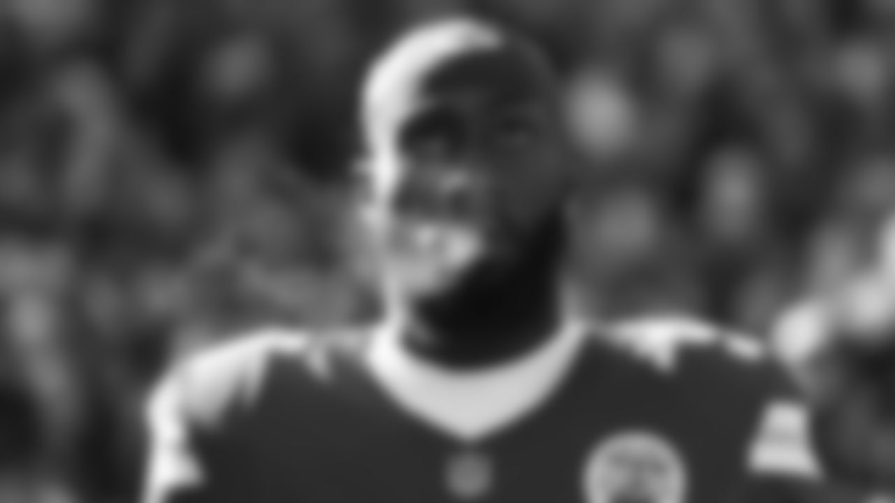 Kansas City Chiefs defensive end Charles Omenihu (90) looks on prior to an NFL week 15 matchup against the Los Angeles Chargers, Sunday December 14, 2025.