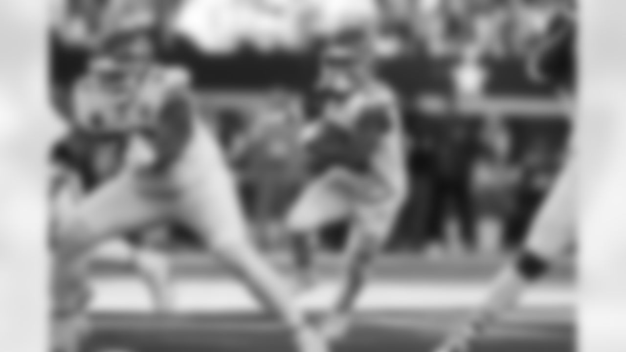 Kansas City Chiefs running back Kareem Hunt (29) runs the ball during a week 13 NFL football game against the Dallas Cowboys on Thursday, November 27, 2025 in Arlington, TX.