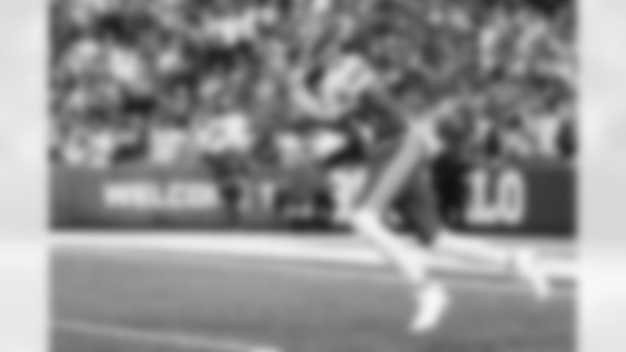 Kansas City Chiefs wide receiver Tyquan Thornton (80) returns a kick  during a week 9 NFL football game against the Buffalo Bills, Sunday, November 2, 2025 in Buffalo, NY