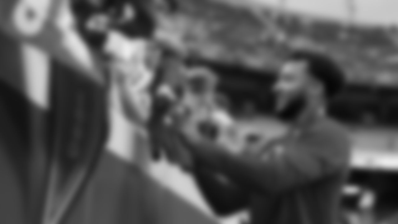 Kansas City Chiefs defensive back Jaden Hicks (21) signs autograph for fans prior to a week 6 NFL Football game against the Detroit Lions on Sunday, October 12, 2025 in Kansas City, MO.