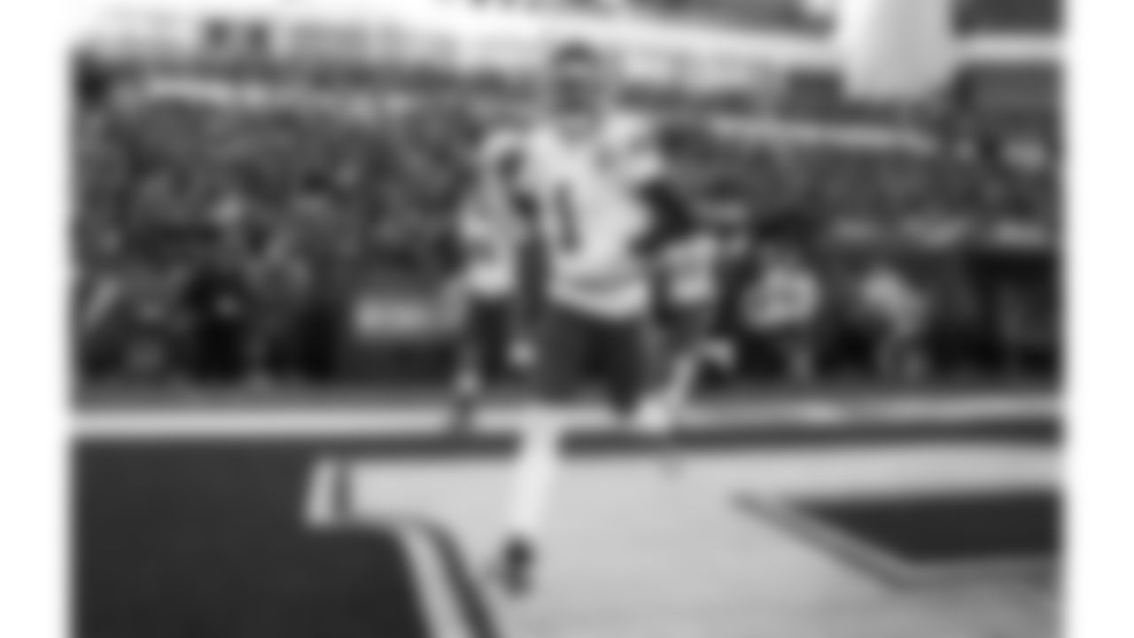 Kansas City Chiefs wide receiver Xavier Worthy (1) prior to a week 9 NFL football game against the Buffalo Bills, Sunday, November 2, 2025 in Buffalo, NY