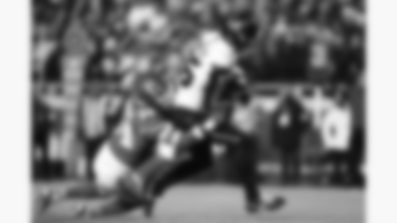 Kansas City Chiefs safety Mike Edwards (34) hits Houston Texans tight end Dalton Schultz (86) during a week 14 NFL football game, Sunday, December 7, 2025 in Kansas City, MO.