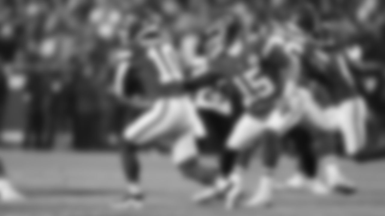 Quarterback Patrick Mahomes (15) hands off to Kansas City Chiefs running back Isiah Pacheco (10) during an NFL week 14 matchup against the Houston Texans, Sunday December 7, 2025.