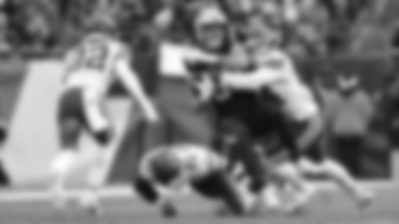 Kansas City Chiefs linebacker Leo Chenal (54) makes a tackle during the NFL Week 15 matchup between the Kansas City Chiefs and the New England Patriots on December 17, 2023.