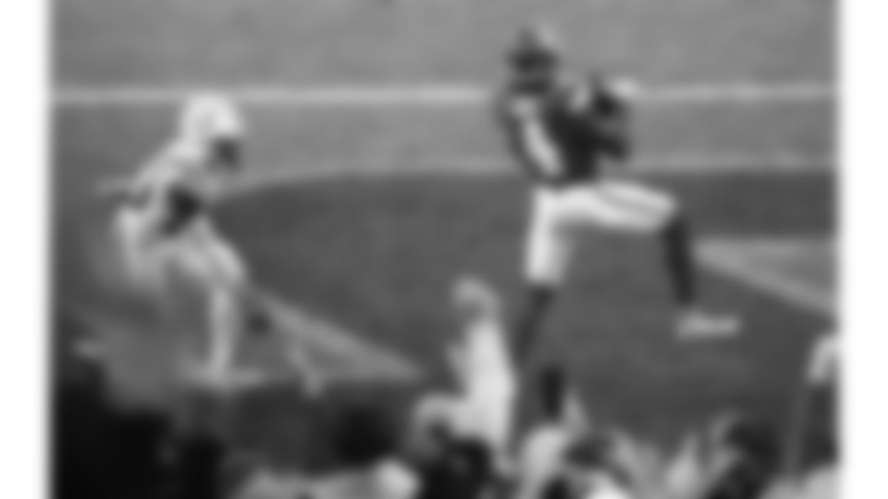 Kansas City Chiefs wide receiver Rashee Rice (4) catches the ball for an extra 2 points during a week 12 NFL football game against the Indianapolis Colts, Sunday, November 23, 2025 in Kansas City, MO.