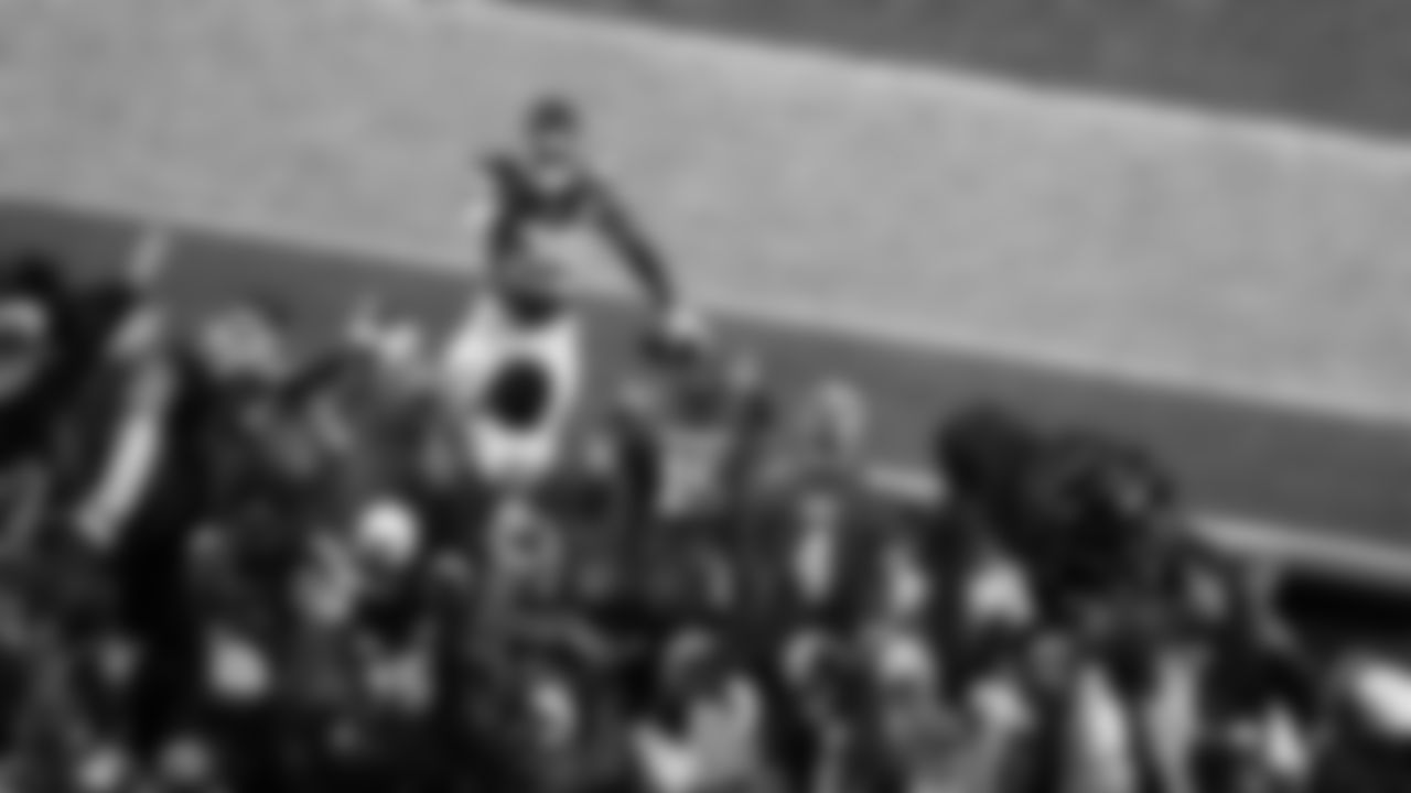 Kansas City Chiefs running back Kareem Hunt (29) pints to the fans after scoring a touchdown during a week 8 NFL Football game against the Washington Commanders on Monday, October 27, 2025 in Kansas City, MO.