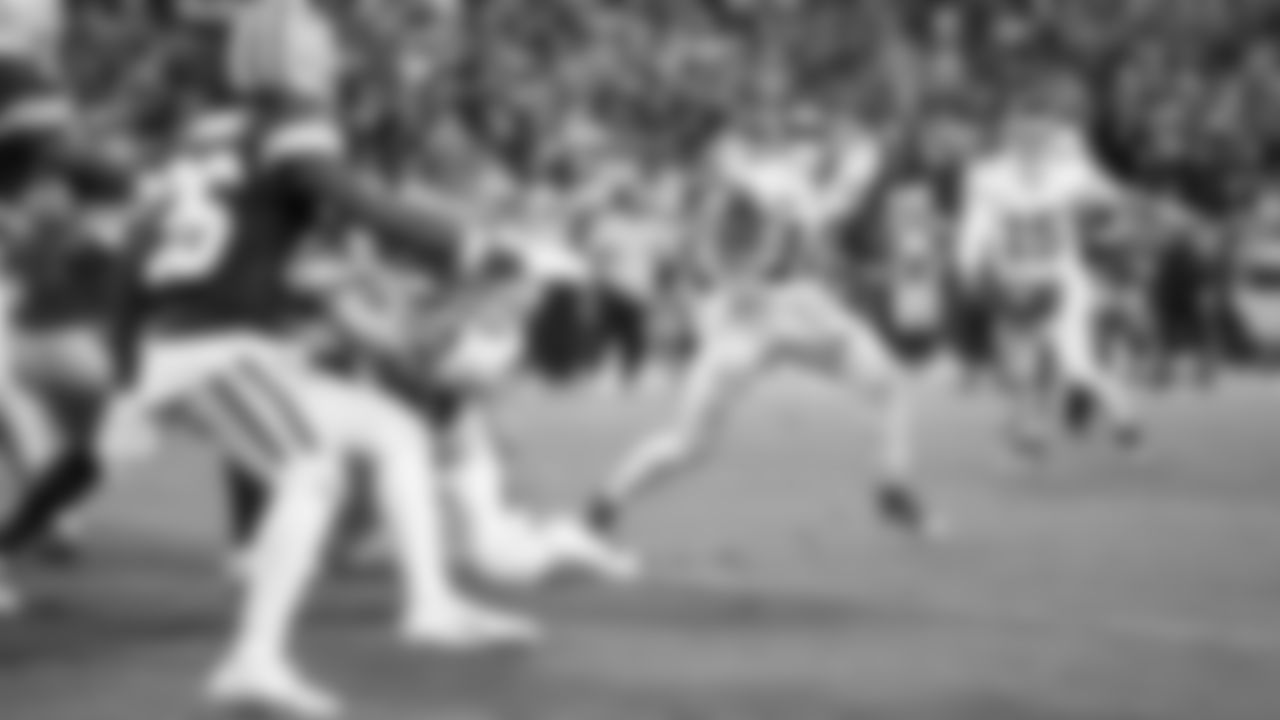 Kansas City Chiefs running back Isiah Pacheco (10) runs with the ball during the regular season Week 13 NFL Football Game at Lambeau Field in Green Bay, WI on Sunday, December 3, 2023.