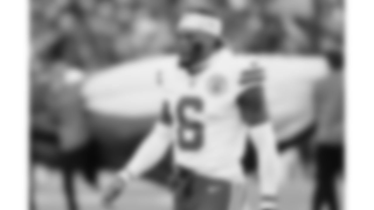 Kansas City Chiefs safety Bryan Cook (6) prior to a week 9 NFL football game against the Buffalo Bills, Sunday, November 2, 2025 in Buffalo, NY