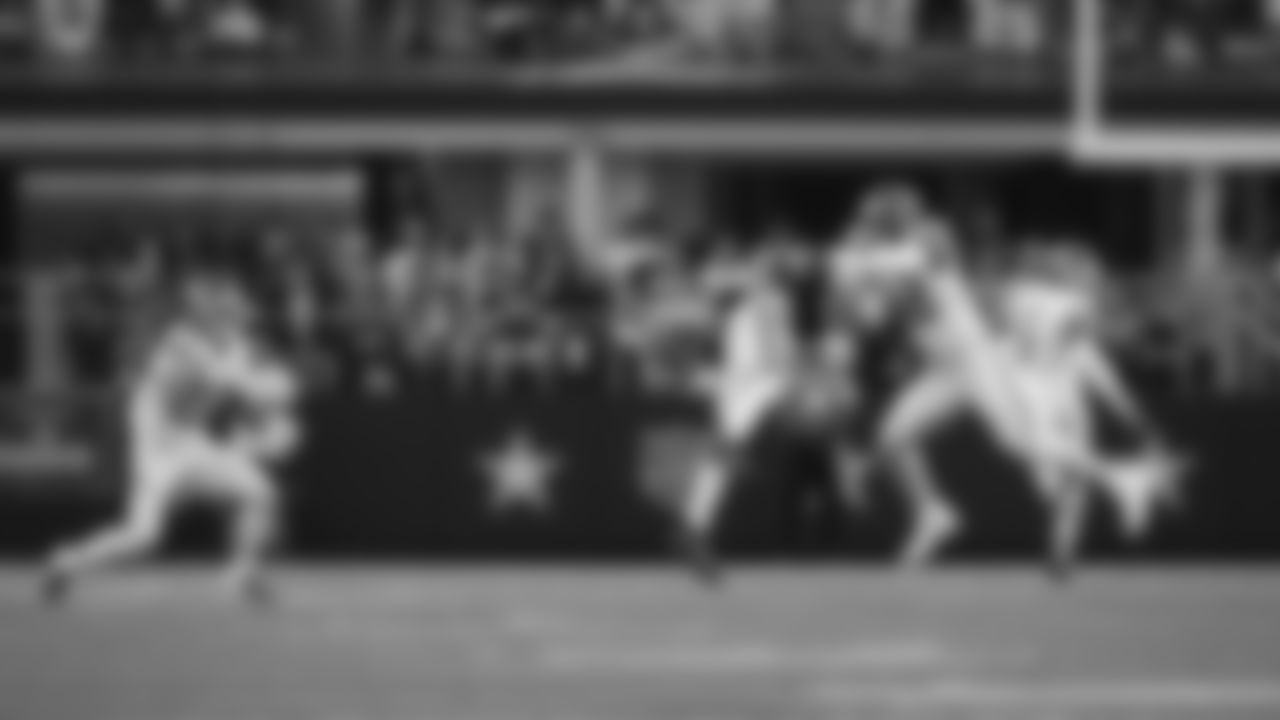 Kansas City Chiefs linebacker Nick Bolton (32) deflects a pass during a week 13 NFL football game against the Dallas Cowboys on Thursday, November 27, 2025 in Arlington, TX.