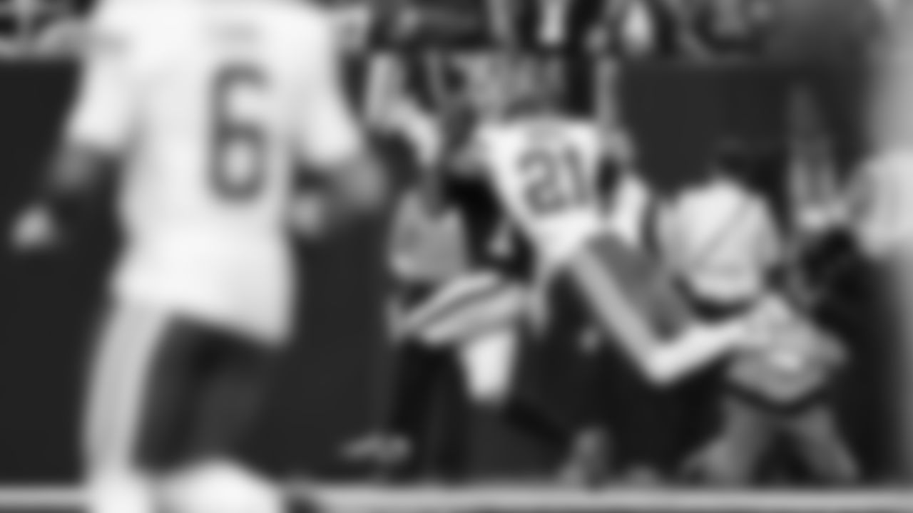 Kansas City Chiefs defensive back Jaden Hicks (21) breaks up a pass to Las Vegas Raiders wide receiver Tre Tucker (1) in the end zone during a week 18 NFL football game, Sunday, January 4, 2026 in Las Vegas, NV.