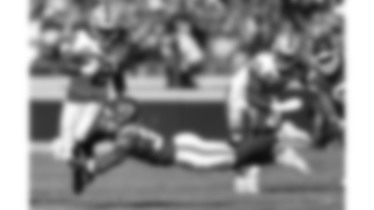 Kansas City Chiefs cornerback Chris Roland-Wallace (30) tackles Las Vegas Raiders running back Ashton Jeanty (2) during a week 7 NFL football game, Sunday, October 19, 2025 in Kansas City, MO.