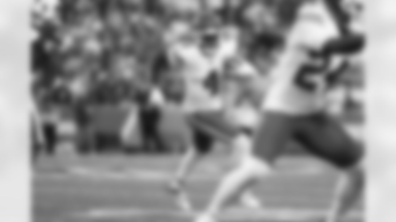 Kansas City Chiefs wide receiver Rashee Rice (4) runs the ball during a week 9 NFL football game against the Buffalo Bills, Sunday, November 2, 2025 in Buffalo, NY