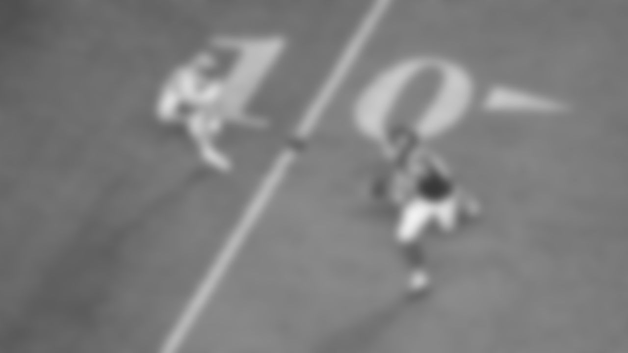 Kansas City Chiefs tight end Travis Kelce (87) catches the ball in front of Detroit Lions linebacker Jack Campbell (46) during the week 6 NFL football game, Sunday, October 12, 2025 in Kansas City, MO.