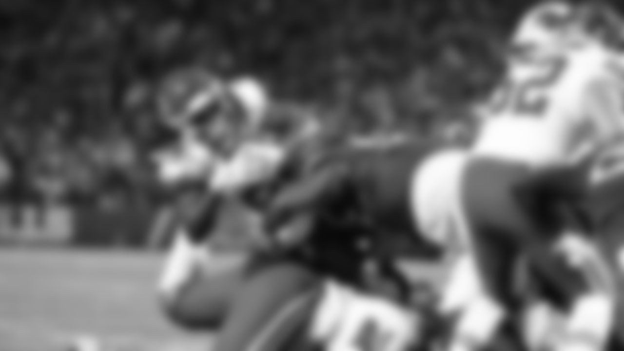 Kansas City Chiefs running back Kareem Hunt (29) scores a touchdown during a week 9 NFL football game against the Buffalo Bills, Sunday, November 2, 2025 in Buffalo, NY