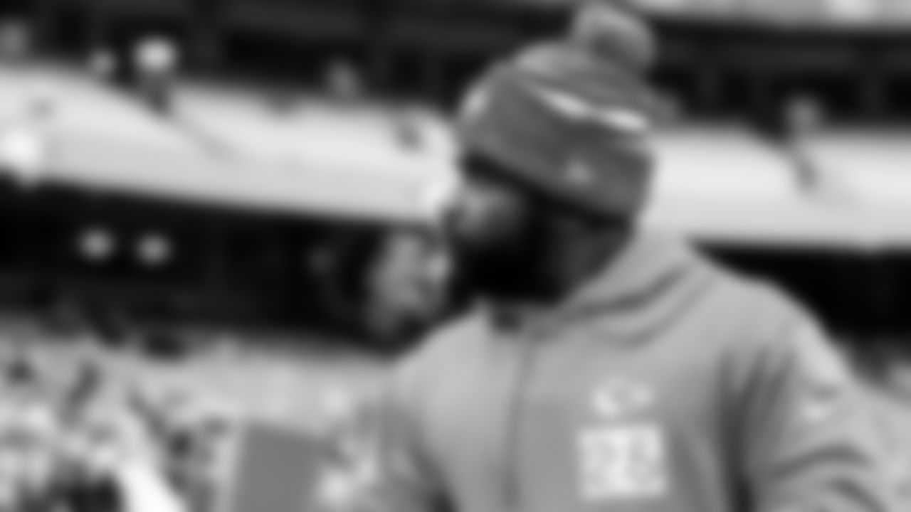 Kansas City Chiefs running back Clyde Edwards-Helaire (25) prior to the NFL Week 16 matchup against the Las Vegas Raiders on December 25, 2023.