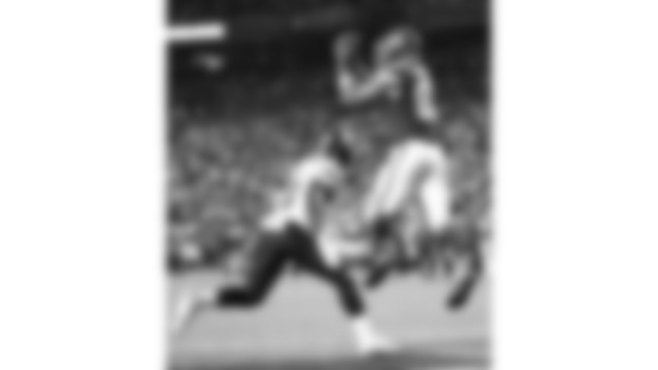 Kansas City Chiefs tight end Travis Kelce (87) catches a touchdown pass during a week 8 NFL Football game against the Washington Commanders on Monday, October 27, 2025 in Kansas City, MO.