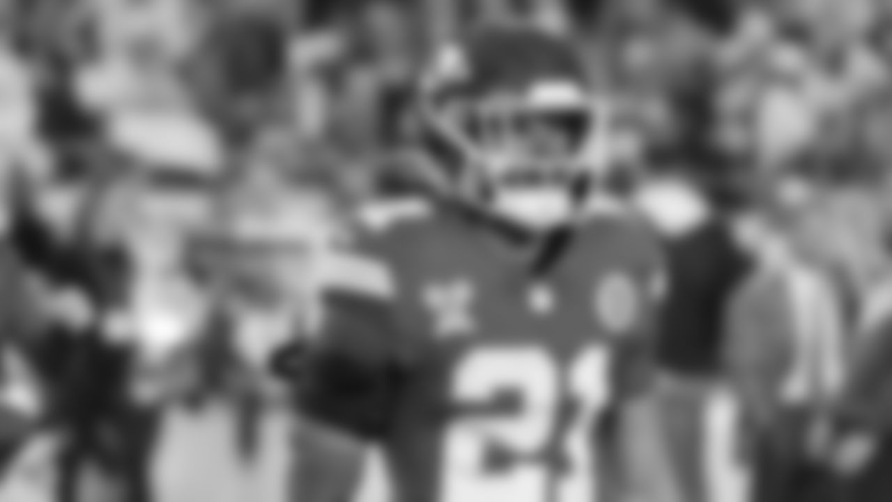 Kansas City Chiefs defensive back Jaden Hicks (21) looks on prior to an NFL week 17 matchup against the Denver Broncos, Thursday, December 25, 2025.