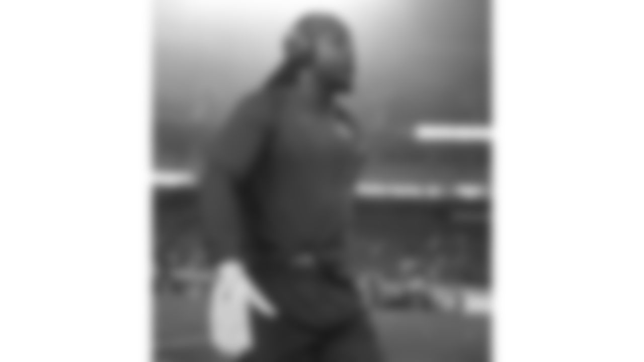 Kansas City Chiefs running back Kareem Hunt (29) looks on prior to an NFL week 17 matchup against the Denver Broncos, Thursday, December 25, 2025.