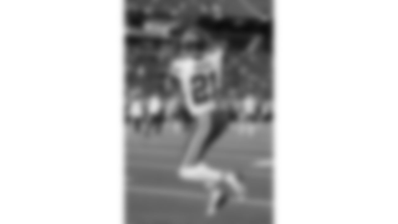 Kansas City Chiefs defensive back Jaden Hicks (21) warms up prior to a week 16 NFL Football game against the Tennessee Titans on Sunday, December 21, 2025 in Nashville, Tennessee.