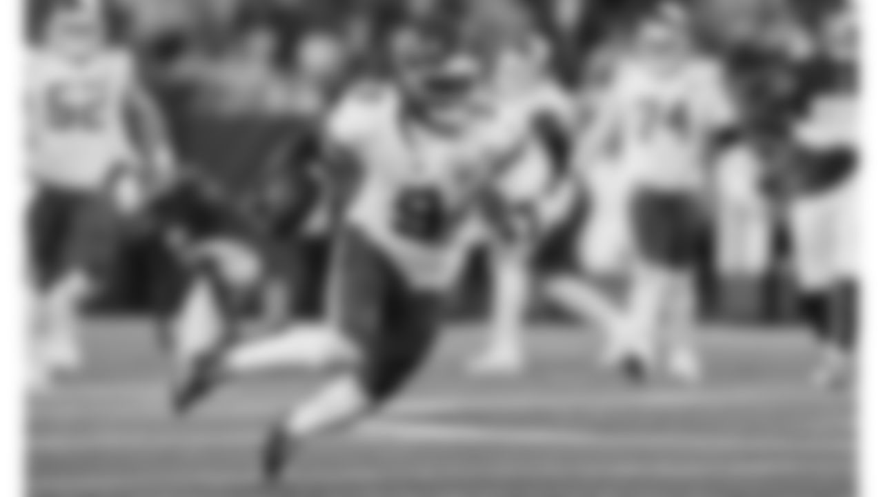 Kansas City Chiefs wide receiver JuJu Smith-Schuster (9) runs with the ball during the week 3 NFL football game against the New York Giants, Sunday, September 21, 2025 in East Rutherford, NJ.