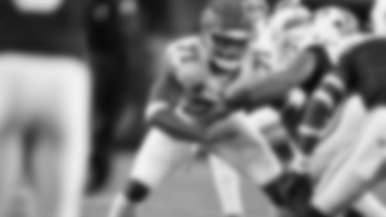 Kansas City Chiefs defensive back Jaden Hicks (21) blocks during a week 13 NFL football game against the Dallas Cowboys on Thursday, November 27, 2025 in Arlington, TX.