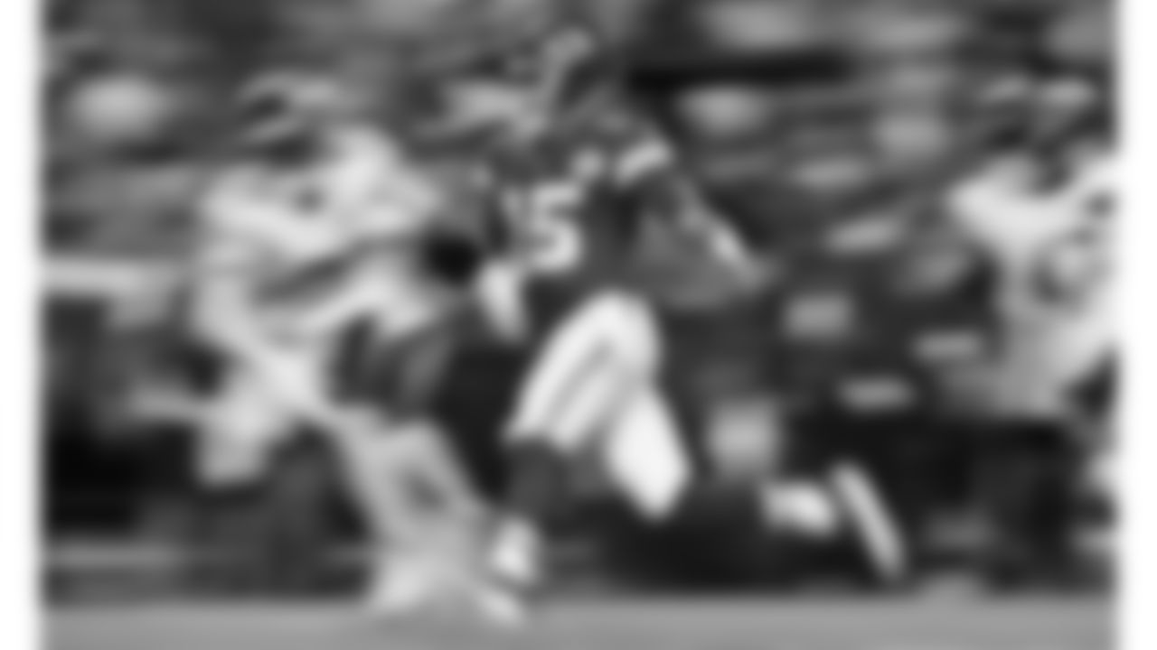 Kansas City Chiefs quarterback Patrick Mahomes (15) runs the ball during a preseason week 3 NFL football game against the Chicago Bears, Friday, August 22, 2025 in Kansas City, MO.