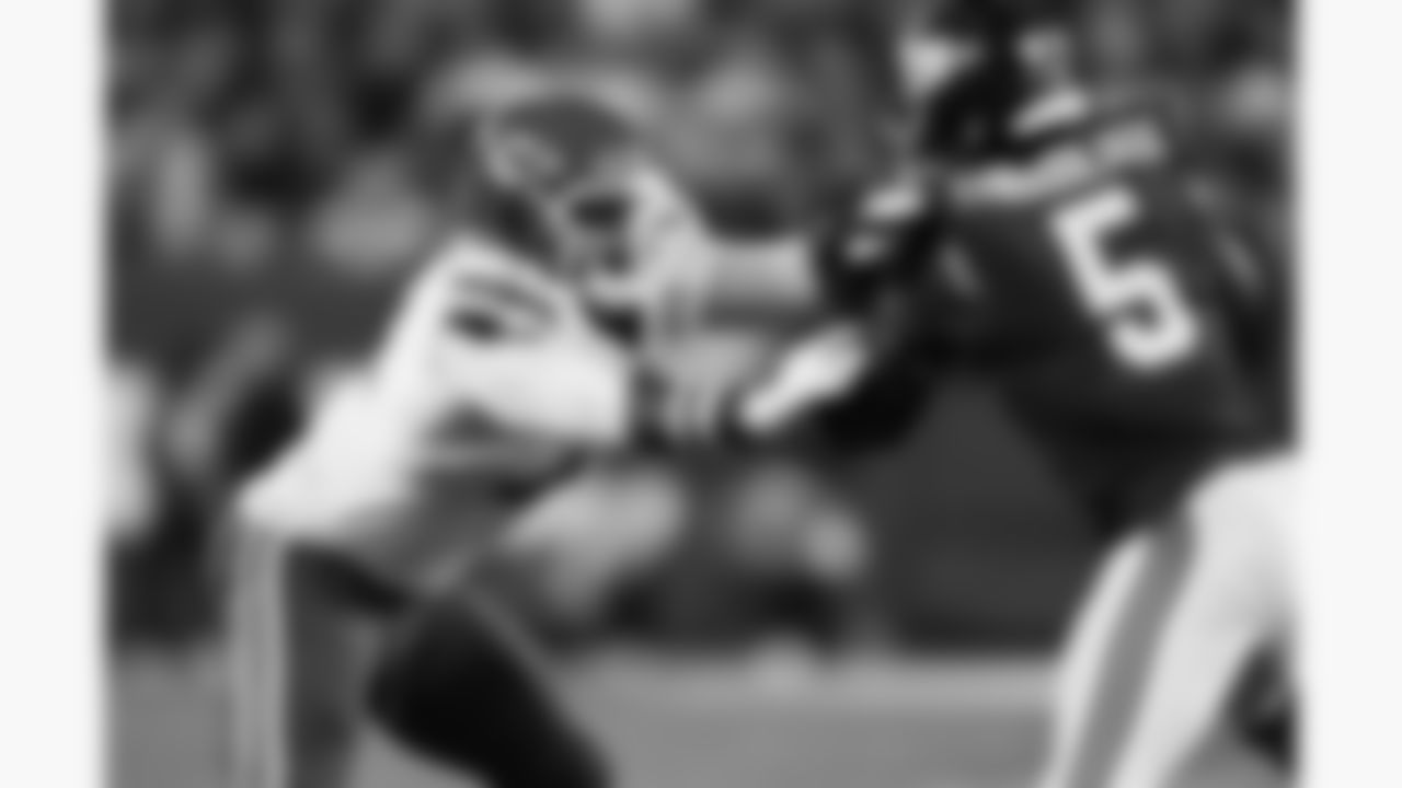 Kansas City Chiefs tackle Josh Simmons (71) blocks New York Giants linebacker Kayvon Thibodeaux (5) during the week 3 NFL football game, Sunday, September 21, 2025 in East Rutherford, NJ.