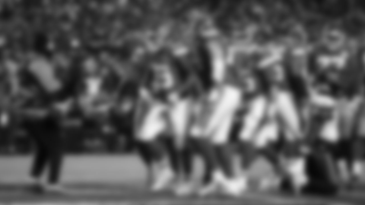 Kansas City Chiefs running back Kareem Hunt (29) celebrates a touchdown during an NFL week 14 matchup against the Houston Texans, Sunday December 7, 2025.