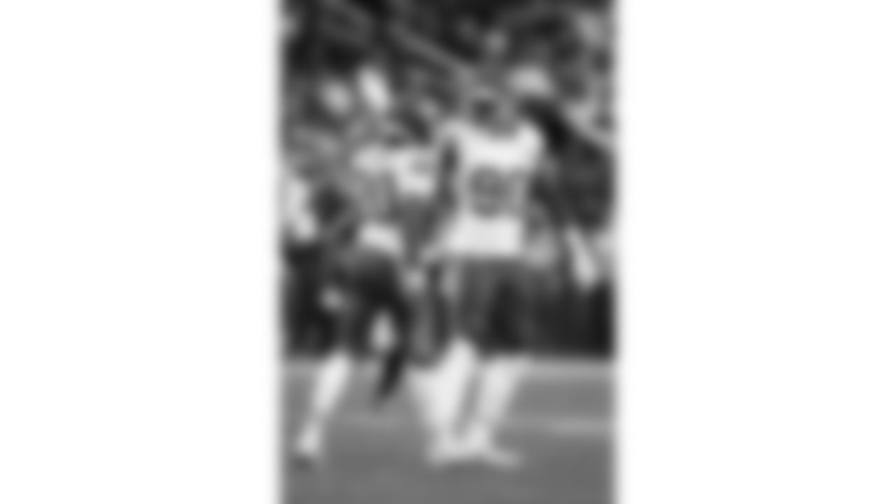 Kansas City Chiefs defensive back Nohl Williams (20) and defensive end Charles Omenihu (90) celebrate during a week 18 NFL football game against the Las Vegas Raiders, Sunday, January 4, 2026 in Las Vegas, NV.