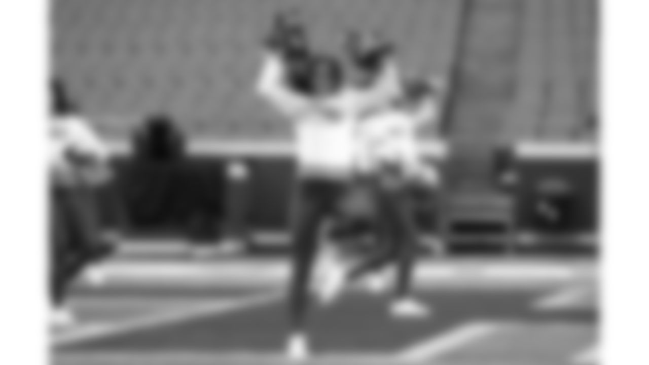 A Kansas City Chiefs Cheerleader before a week 8 NFL football game against the Washington Commanders, Monday, October 27, 2025, in Kansas City, MO.