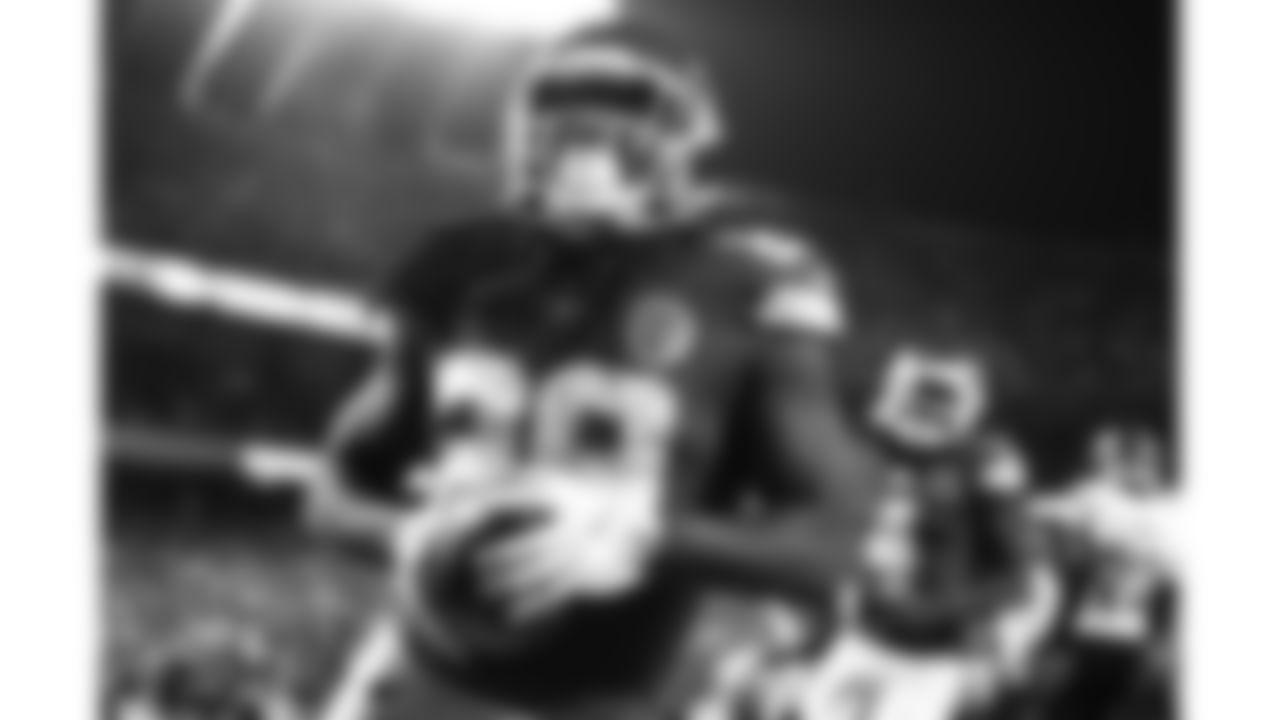 Kansas City Chiefs running back Kareem Hunt (29) scores a touchdown during a week 8 NFL Football game against the Washington Commanders on Monday, October 27, 2025 in Kansas City, MO.