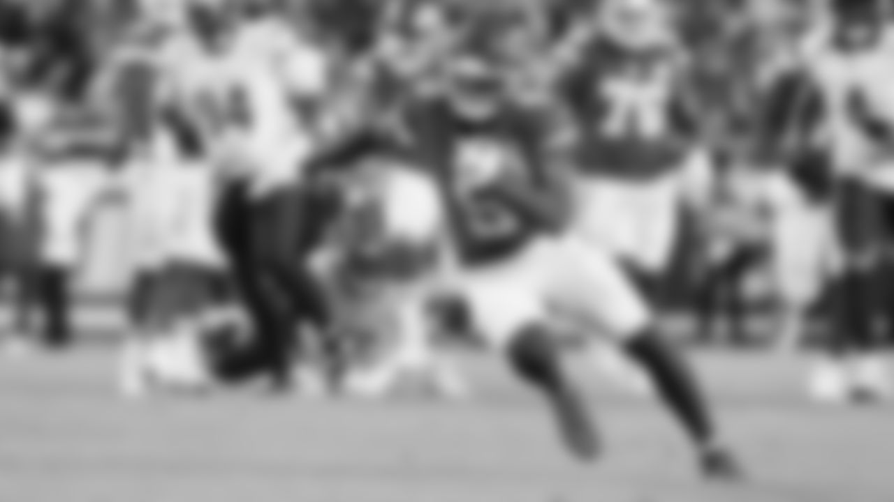 Kansas City Chiefs wide receiver JuJu Smith-Schuster (9) runs the ball during a week 8 NFL Football game against the Washington Commanders on Monday, October 27, 2025 in Kansas City, MO.