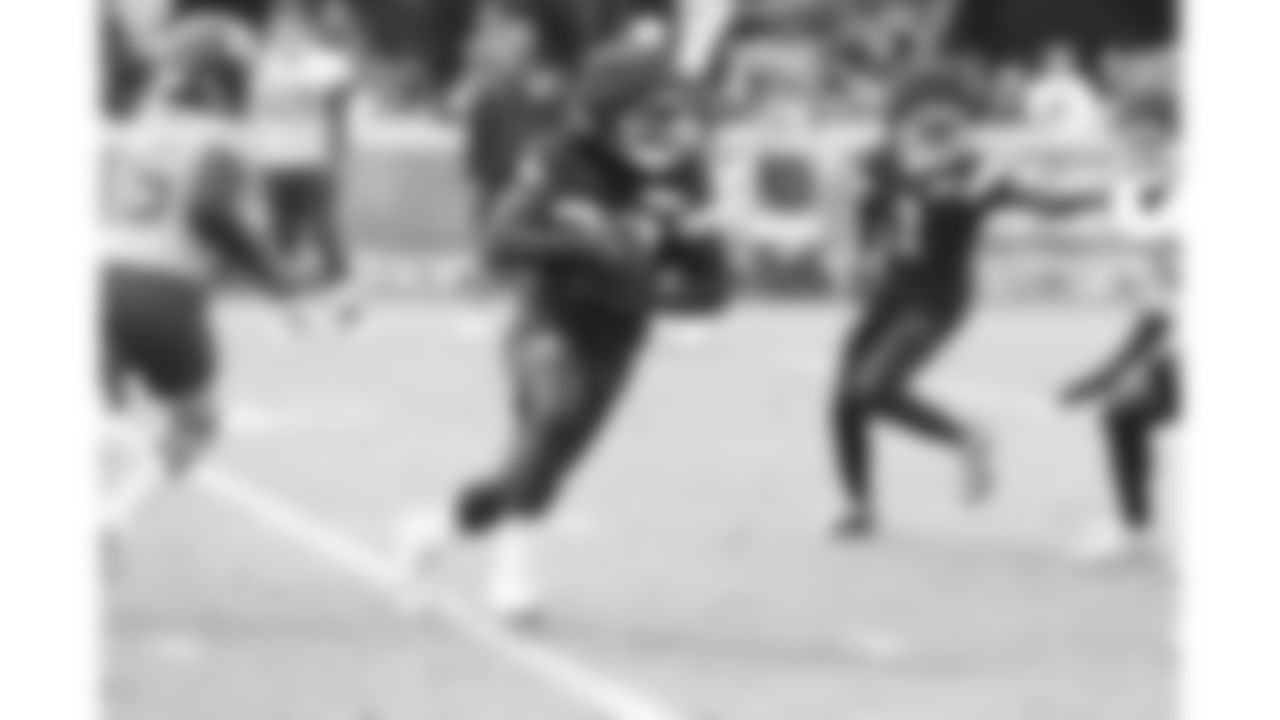 Kansas City Chiefs running back Kareem Hunt (29) runs the ball during day 11 of training camp practice on Sunday, August 3, 2025.