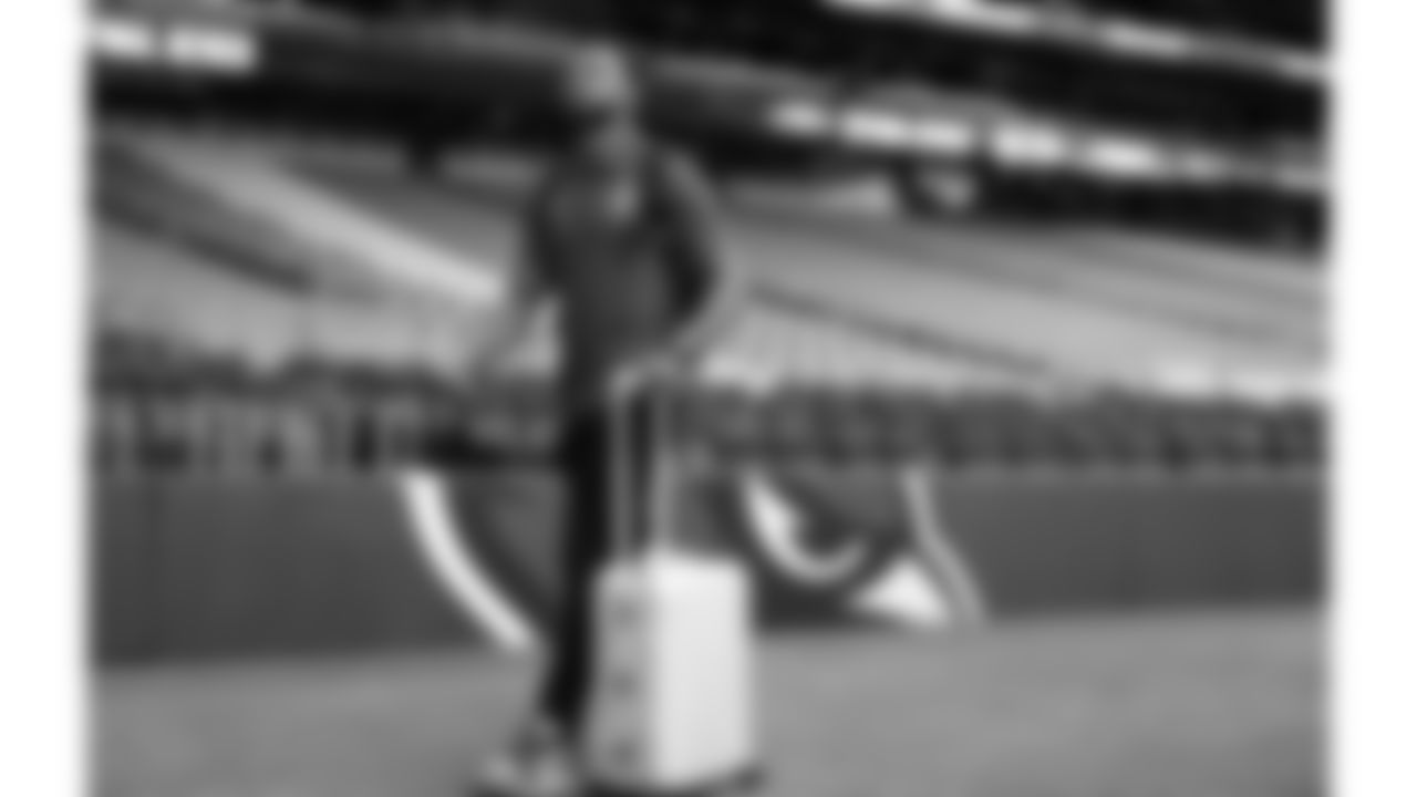 Kansas City Chiefs quarterback Chris Oladokun (19) arrives at State Farm Stadium prior to a preseason week 1 NFL football game against the Arizona Cardinals, Saturday, August 9, 2025 in Glendale, AZ.