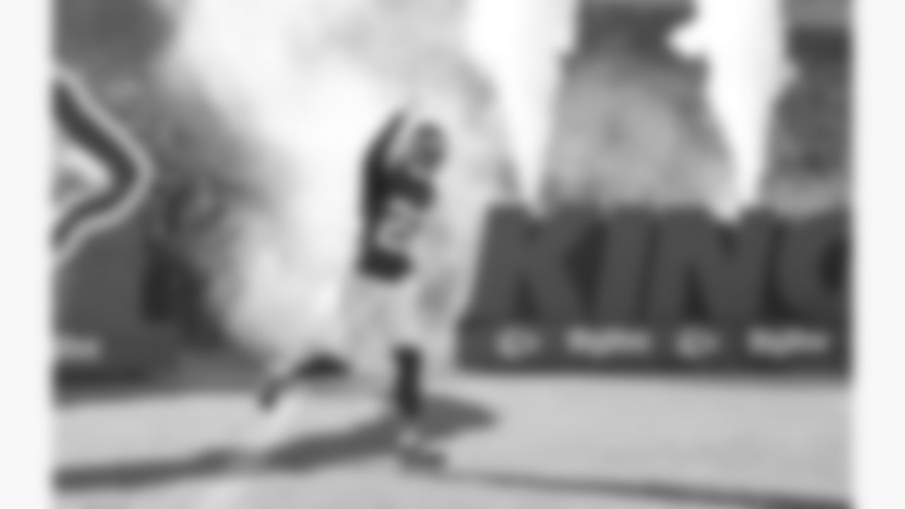 Kansas City Chiefs cornerback Trent McDuffie (22) runs out during introductions prior to a week 12 NFL football game against the Indianapolis Colts, Sunday, November 23, 2025 in Kansas City, MO.