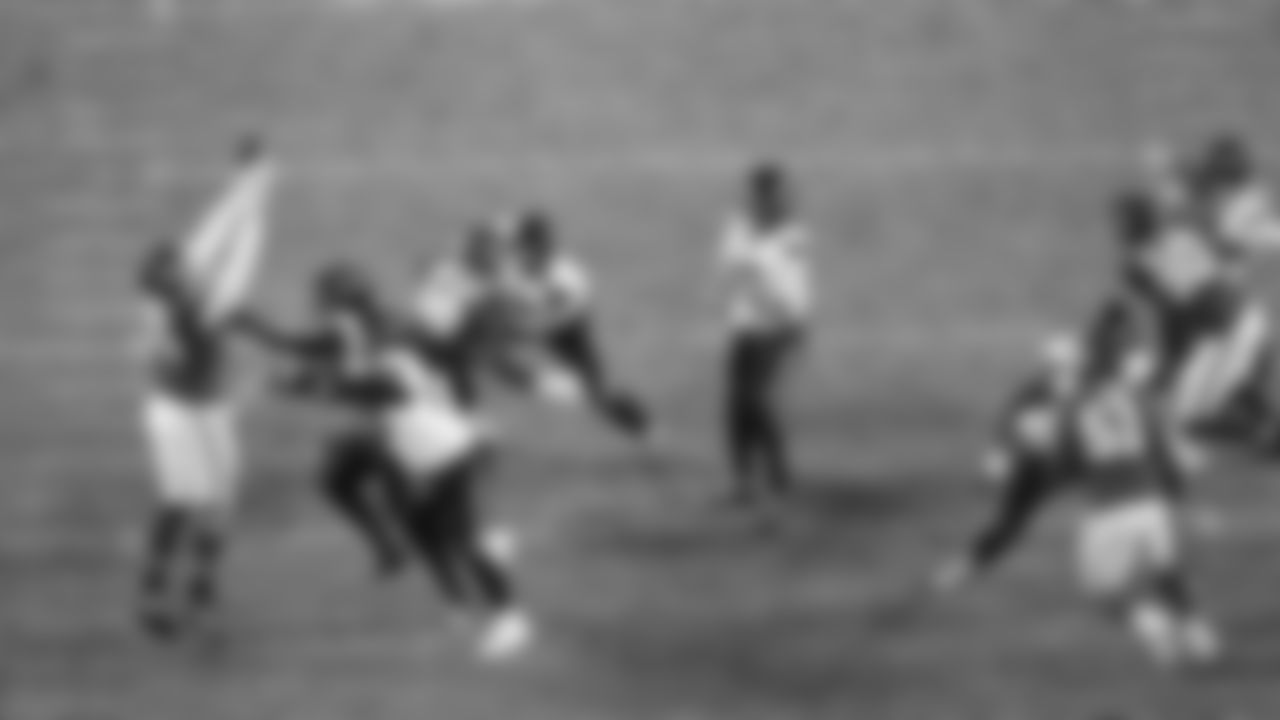 Kansas City Chiefs defensive tackle Chris Jones (95) tips a pass during an NFL week 14 matchup against the Houston Texans, Sunday December 7, 2025.