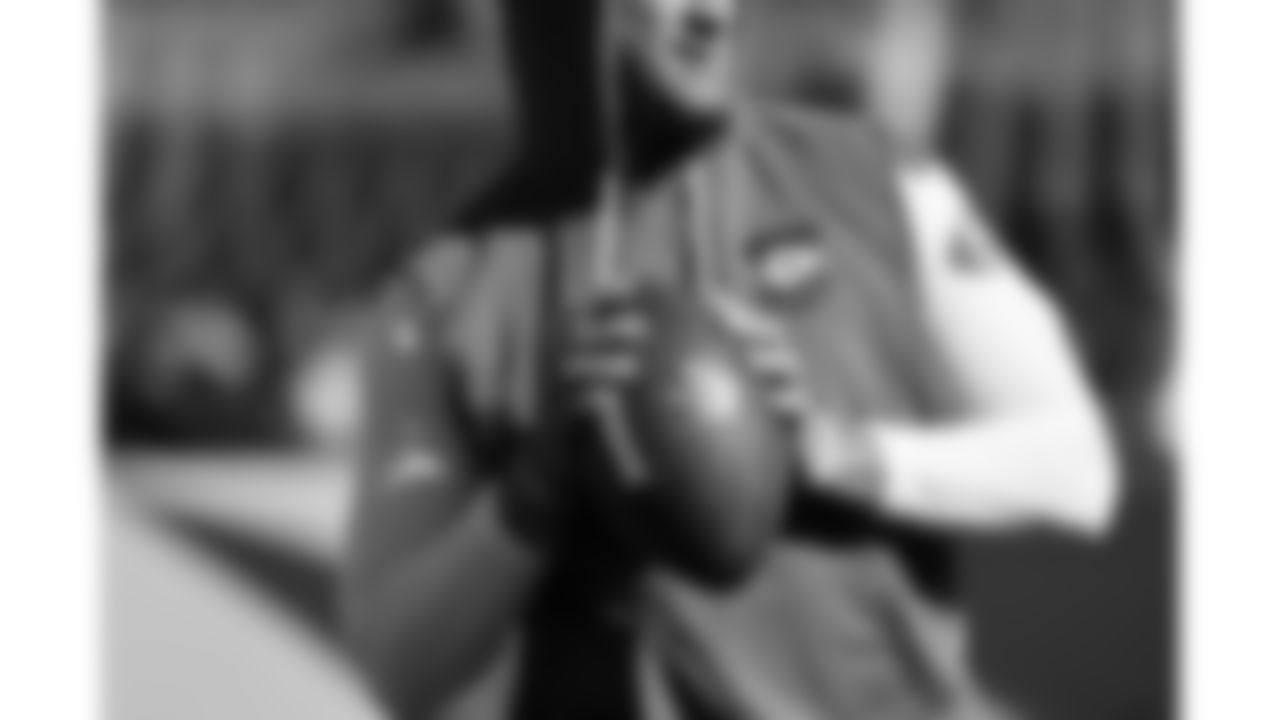 Kansas City Chiefs quarterback Patrick Mahomes (15) warms up prior to a week 11 NFL Football game against the Denver Broncos on Sunday, November 16, 2025 in Denver, Colorado.