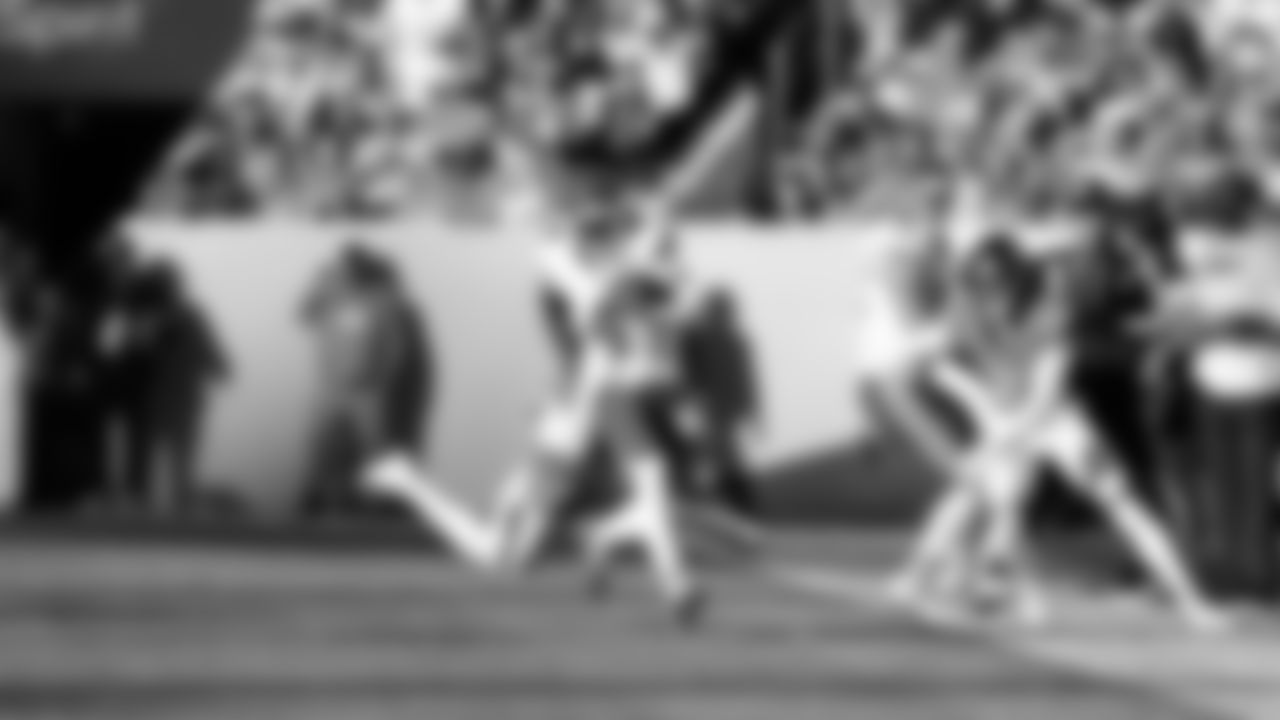 Kansas City Chiefs wide receiver Rashee Rice (4) runs with the ball during a week 11 NFL Football game against the Denver Broncos on Sunday, November 16, 2025 in Denver, Colorado.