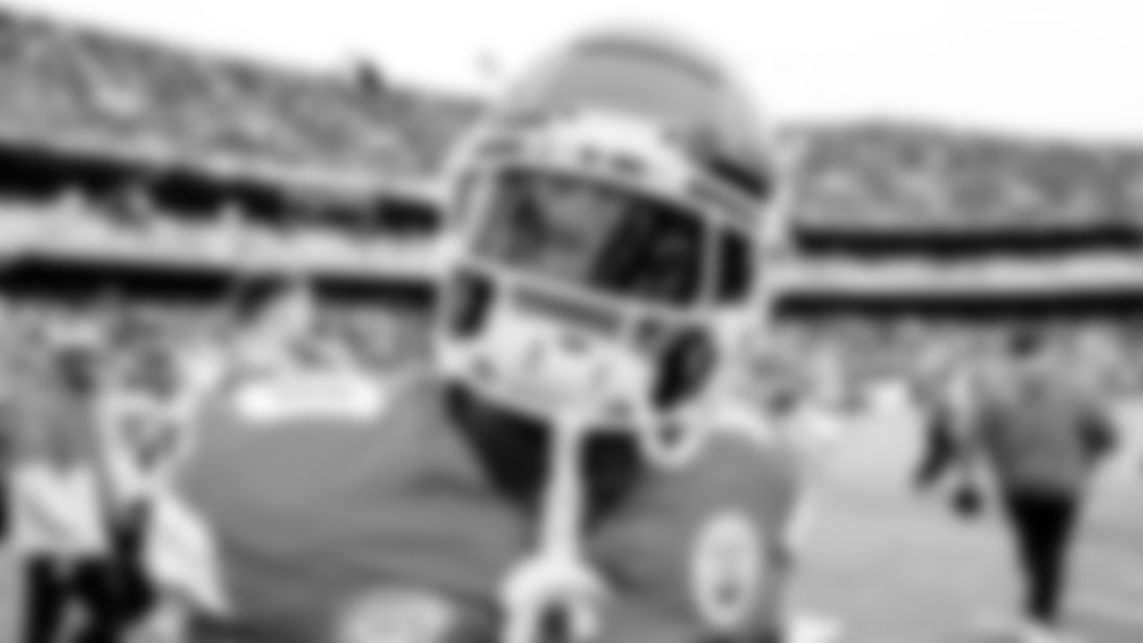 Kansas City Chiefs running back Isiah Pacheco (10) prior to the NFL Week 16 matchup against the Las Vegas Raiders on December 25, 2023.