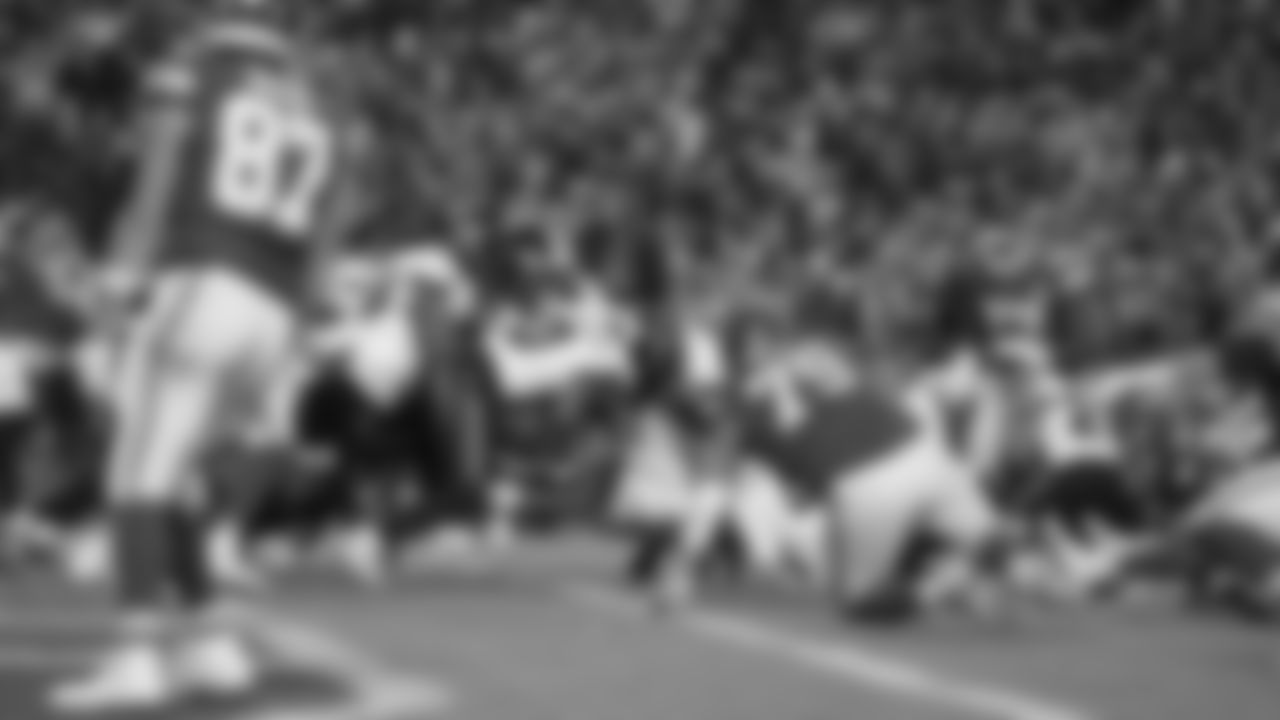 Kansas City Chiefs running back Kareem Hunt (29) scores a touchdown during an NFL week 14 matchup against the Houston Texans, Sunday December 7, 2025.