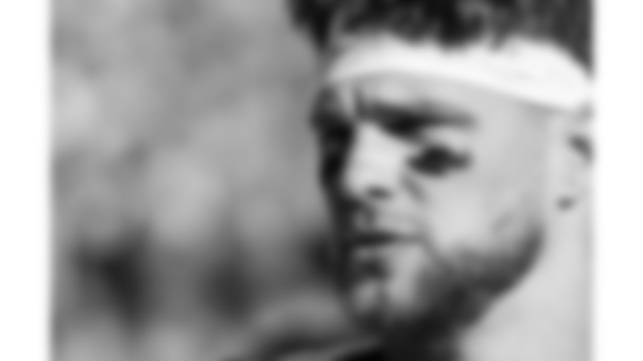 Kansas City Chiefs tight end Robert Tonyan (85) looks on during the National Anthem prior to a week 11 NFL football game against the Denver Broncos, Sunday, November 16, 2025 in Denver, CO.