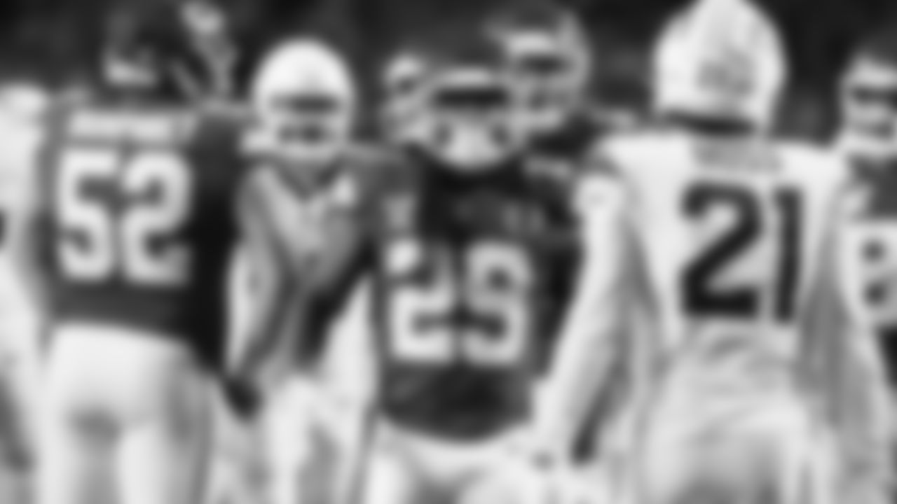 Kansas City Chiefs running back Kareem Hunt (29) looks on during an NFL week 17 matchup against the Denver Broncos, Thursday, December 25, 2025.