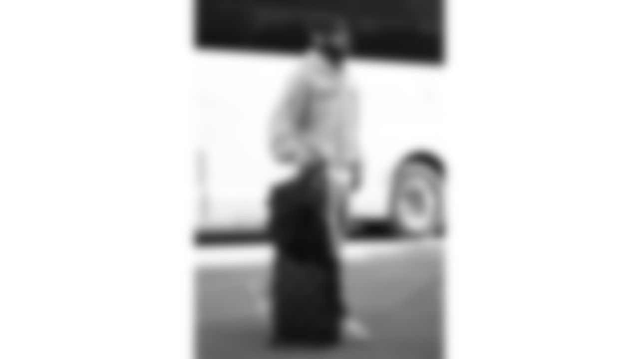 Kansas City Chiefs defensive back Jaden Hicks (21) arrives prior to a week 9 NFL football game against the Buffalo Bills, Sunday, November 2, 2025 in Buffalo, NY