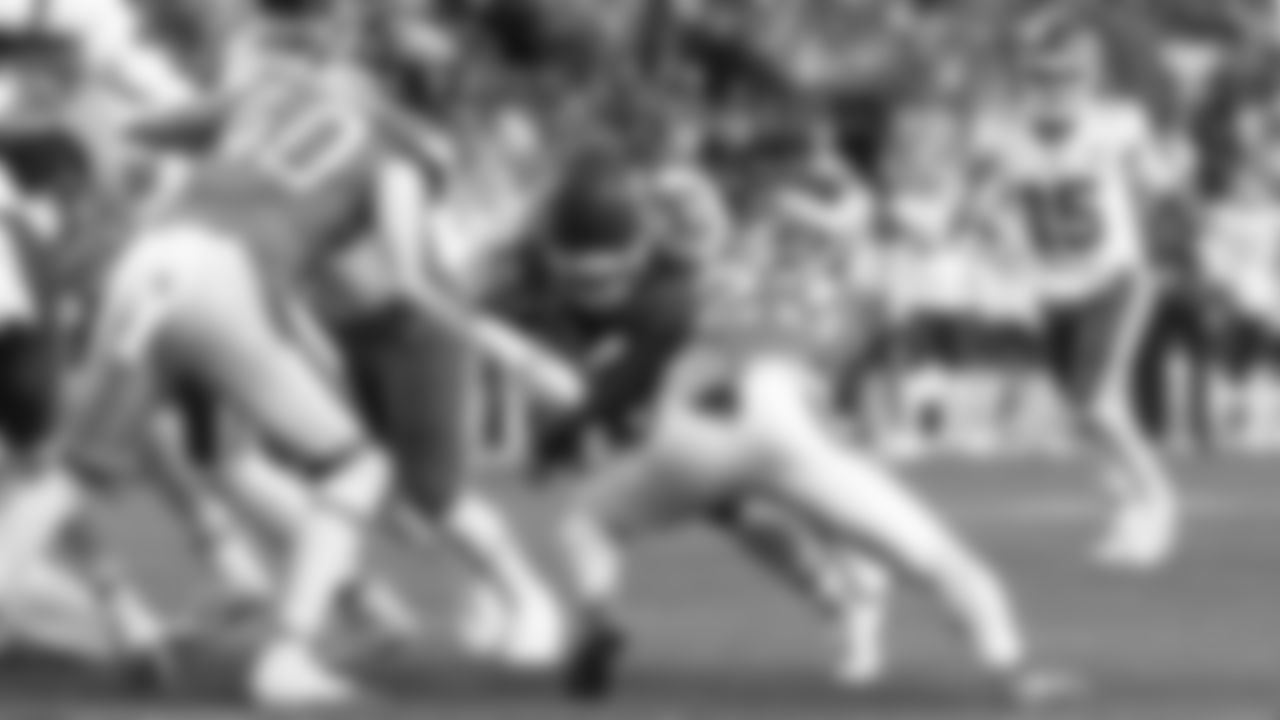 Kansas City Chiefs running back Kareem Hunt (29) rushes for a touchdown during a week 11 NFL Football game against the Denver Broncos on Sunday, November 16, 2025 in Denver, Colorado.